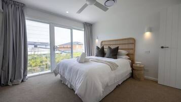 3 bedrooms, iron/ironing board, internet, bed sheets