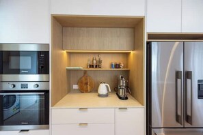 Refrigerador, microondas, horno, placa de cocina