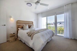 3 chambres, fer et planche à repasser, accès à Internet, literie fournie