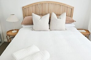 3 slaapkamers, een strijkplank/strijkijzer, internet, beddengoed
