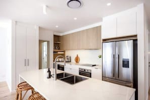 Refrigerador, microondas, horno, placa de cocina