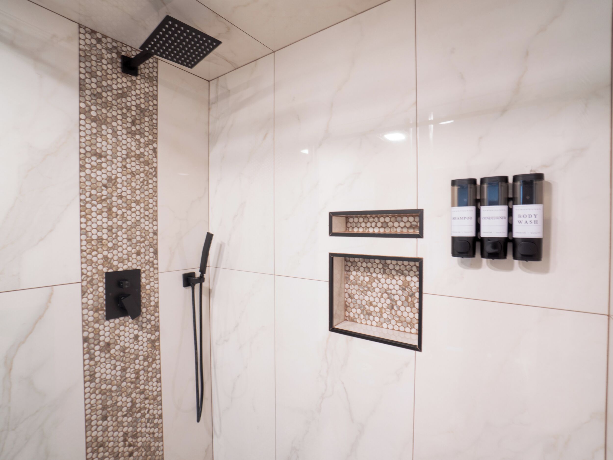 Een haardroger, handdoeken, zeep, shampoo