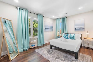 5 makuuhuonetta, tallelokero huoneessa, silitysrauta/-lauta