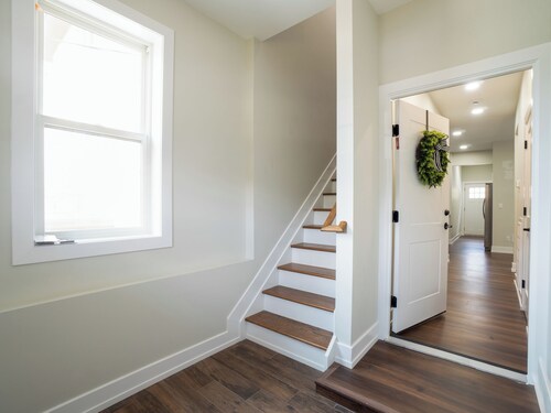 Spacious Group Holiday Home 5BR/3BATH w/Private parking/ Game area & Backyard