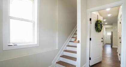 Spacious Group Holiday Home 5BR/3BATH w/Private parking/ Game area & Backyard