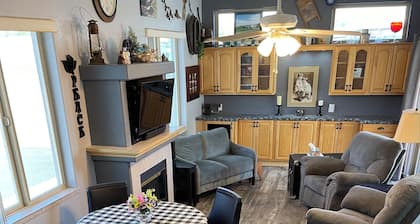 A golf course runs through it!!
Beautiful 2 bed 2.5 bath
Happy Trails Resort