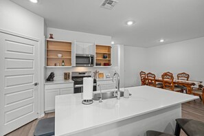 ثلاجة، ميكروويف، فرن، موقد طهي مسطح