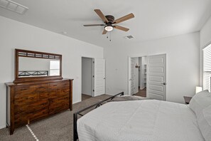 5 عدّة غرف نوم ومكواة/لوح كي وواي فاي وملاءات أسرّة