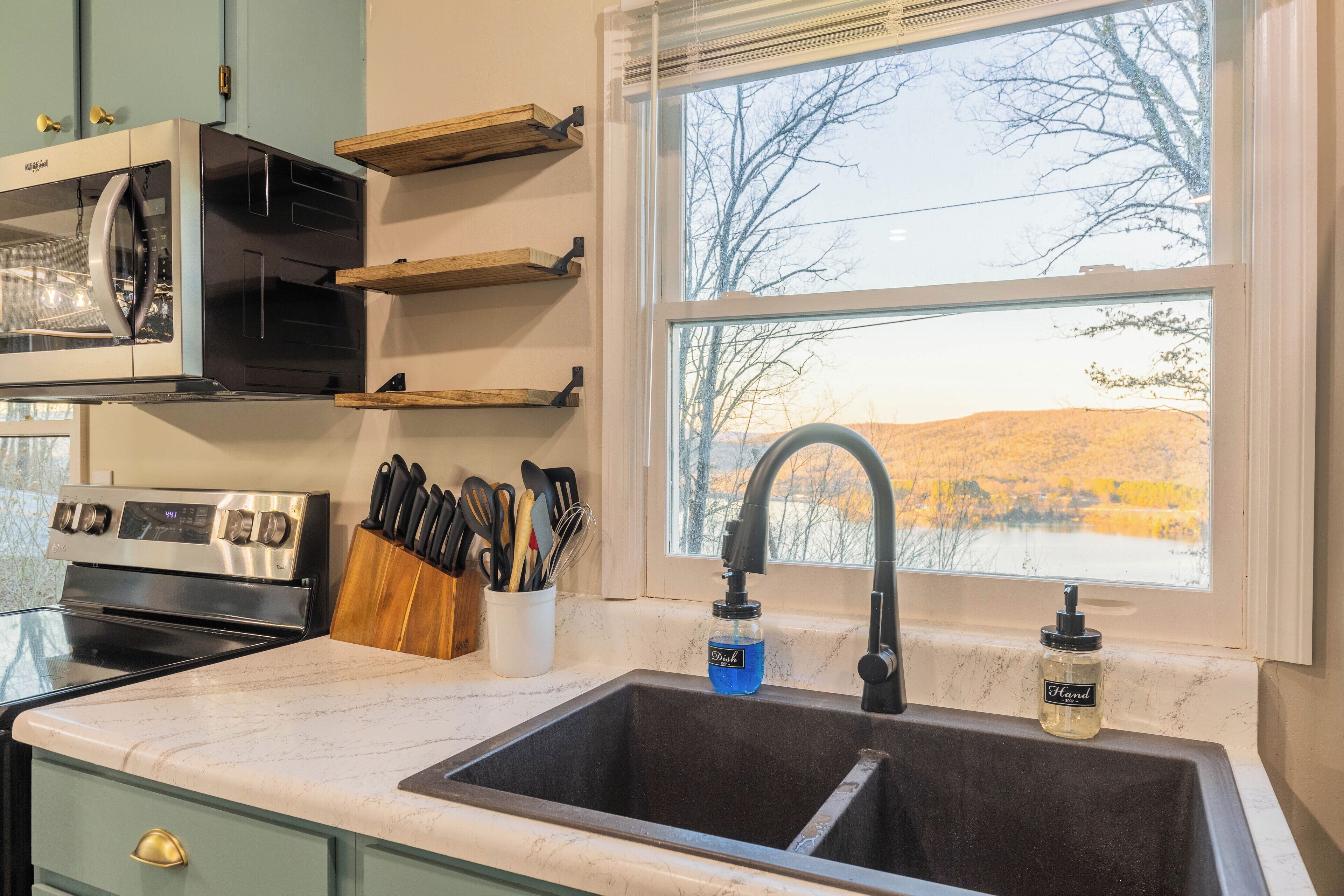 冷蔵庫、電子レンジ、オーブン、コンロ