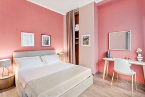 Une chambre à coucher avec un lit, un bureau et une chaise.