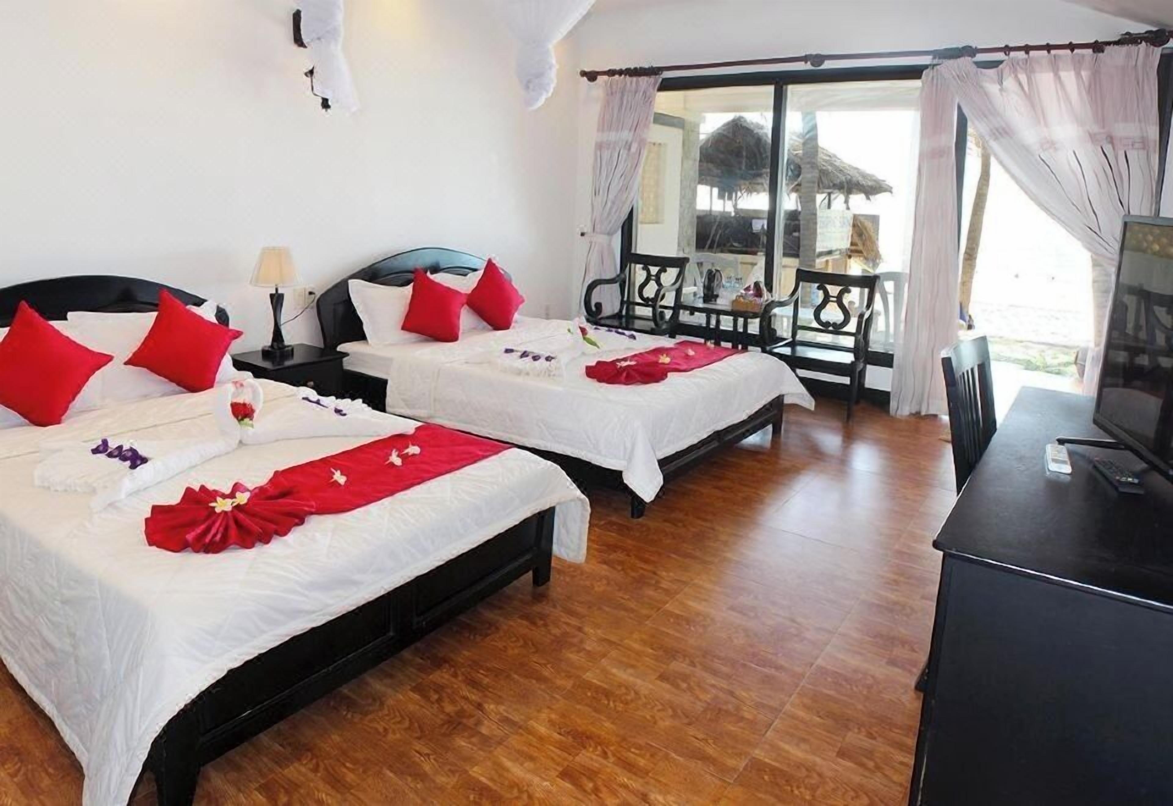 Family Room | Iron/ironing board, free WiFi