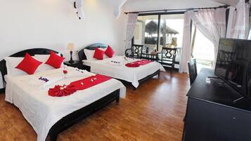 Family Room | Iron/ironing board, free WiFi