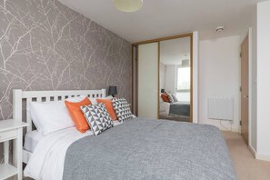 1 Schlafzimmer, Schreibtisch, Bügeleisen/Bügelbrett, Reisekinderbett