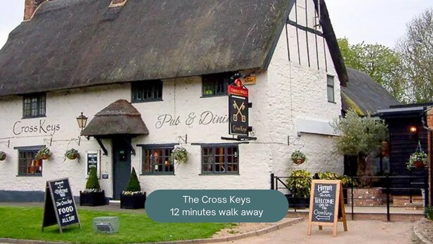 The Cross Keys, a traditional pub with a white facade, black shutters, and a thatched roof. - Beautiful Flat • Prime Location • Balcony • Free Parking • Self-Check-In (Milton Keynes)