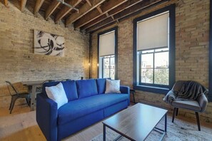 Living area - CW 1 Bed Walker's Point Cream City Luxury (Milwaukee)