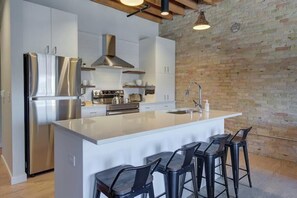 Private kitchen - CW 1 Bed Walker's Point Cream City Luxury (Milwaukee)