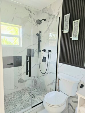 Dusj, hårføner, håndklær og såpe