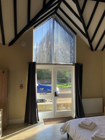 Iron/ironing board, WiFi, bed sheets. Serviced Apartments Ramsey Rooms