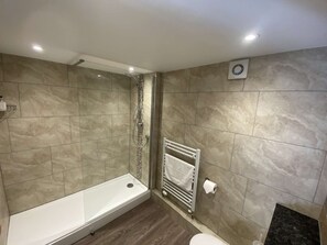 Shower, towels - Serviced Apartments Ramsey Rooms (Cambridgeshire)
