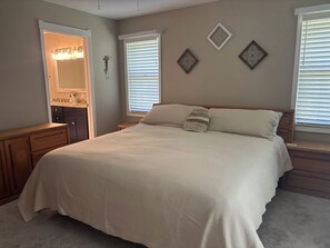 5 habitaciones, escritorio y tabla de planchar con plancha 