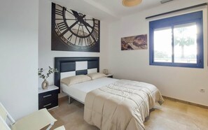 4 habitaciones, tabla de planchar con plancha, wifi y ropa de cama 