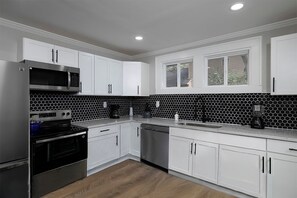 Mikrobølgeovn, kokeplater og oppvaskmaskin