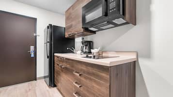 Full-size fridge, microwave, stovetop