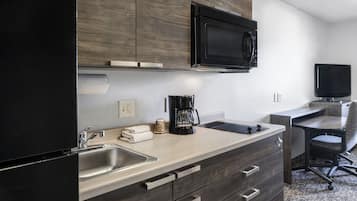 Frigorífico grande, microondas y placa de cocina