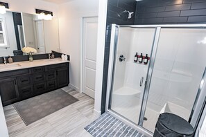 Haartrockner, Handtücher, Seife, Toilettenpapier