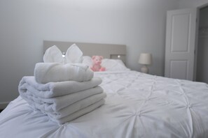 3 bedrooms, iron/ironing board, WiFi, bed sheets - Group Stay/ Near YYC/ Sleeps 10/ Garage (Calgary)