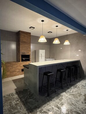 Fridge, stovetop, blender, cookware/dishes/utensils - Cozy Rustic Retreat with pool, gourmet area, 2 bedrooms with 16 beds (Maringá)