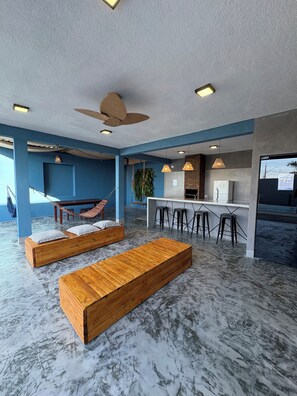 Terrace/patio - Cozy Rustic Retreat with pool, gourmet area, 2 bedrooms with 16 beds (Maringá)