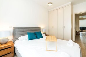 2 عدّة غرف نوم ومكواة/لوح كي وخدمة الإنترنت وملاءات أسرّة