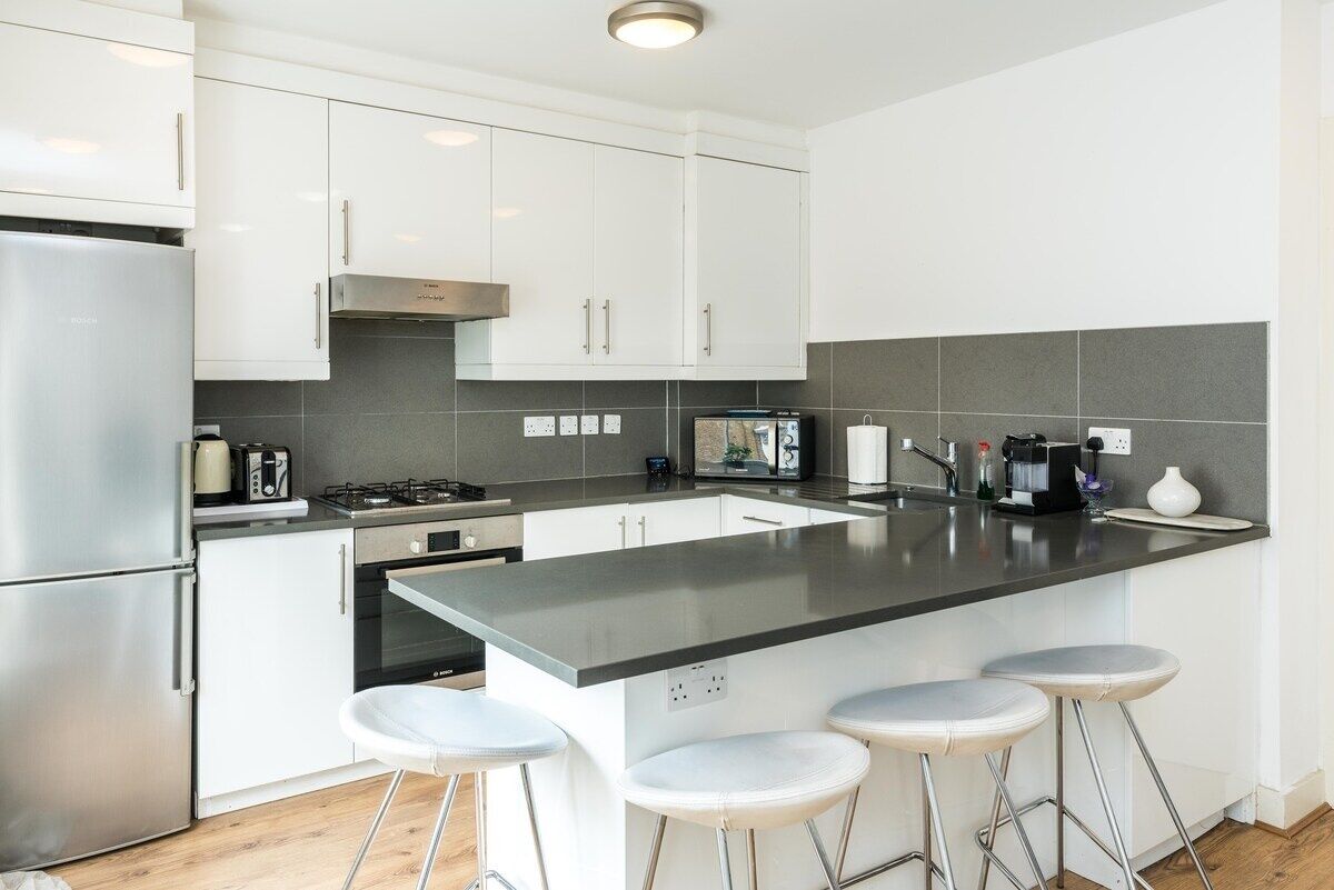 Jääkaappi, uuni, liesi, kahvin-/teenkeitin