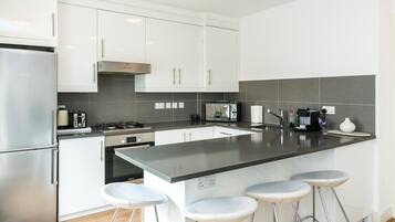 Jääkaappi, uuni, liesi, kahvin-/teenkeitin