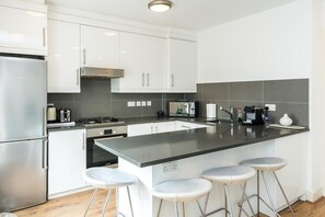 Refrigerador, horno, parrilla de estufa y cafetera y tetera 