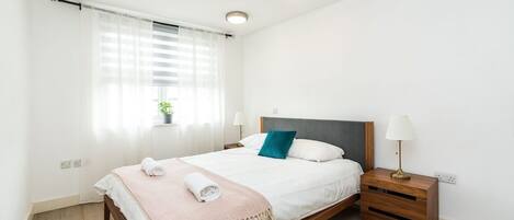 2 dormitoris, planxa i posts de planxar, Internet i roba de llit