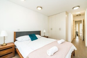 2 chambres, fer et planche à repasser, accès à Internet, literie fournie