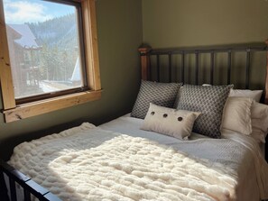 3 bedrooms, desk, iron/ironing board, travel crib