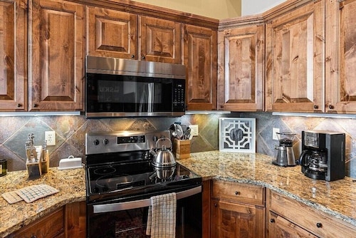 Big Sky Ski Chalet 3 Mins to Lifts with Hot Tub, Fireplace & Queen Bed Bunk Room