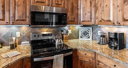 Big Sky Chalet 3 Mins to Lifts with Hot Tub, Gas Fireplace & Queen Bed Bunk Room