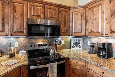 Big Sky Chalet 3 Mins to Lifts with Hot Tub, Gas Fireplace & Queen Bed Bunk Room