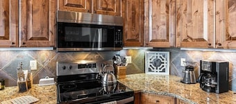 Big Sky Ski Chalet 3 Mins to Lifts with Hot Tub, Fireplace & Queen Bed Bunk Room