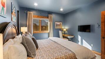 3 bedrooms, desk, iron/ironing board, travel crib