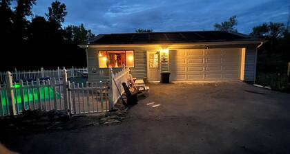 Charming studio with Amazing hot tub a swimming pool,pool table.