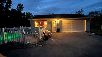 Charming studio with Amazing hot tub a swimming pool,pool table.