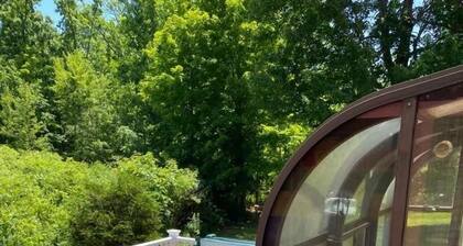 Charming studio with Amazing hot tub a swimming pool,pool table.