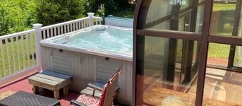 Charming studio with Amazing hot tub a swimming pool,pool table.