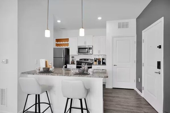 Een microgolfoven, een oven, een kookplaat, een vaatwasser