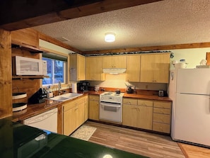 Kjøleskap, mikrobølgeovn, ovn og kokeplater